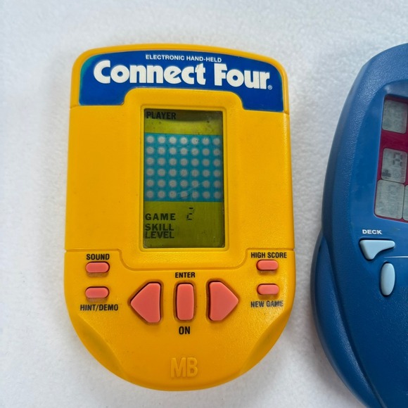 Vtg Handheld Game Lot of 2 Big Screen Solitaire Connect Four - Tested Works - Picture 3 of 4